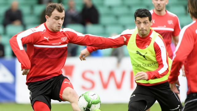 Dzemaili (à droite) et Shaqiri à l'entraînement mardi matin au Stade Juan Antonio Samaranch à Lausanne. [Laurent Gilliéron]