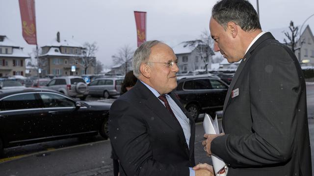 Johann Schneider-Ammann salue Christophe Darbellay, le 30 novembre au Salon des goûts et terroirs à Bulle. [Keystone - Jean-Christophe Bott]