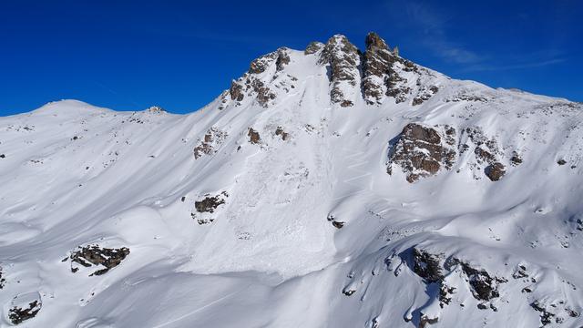 La plaque de neige s'est détachée alors que les randonneurs se trouvaient dans le secteur de la Corne de Boeuf à 2700 mètres d'altitude près du domaine skiable de Saint-Luc (VS). [Police cantonale du Valais]