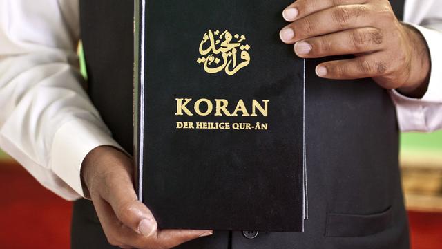 Une édition allemande du Coran présentée dans une mosquée de Zurich. [Keystone - Alessandro Della Bella]