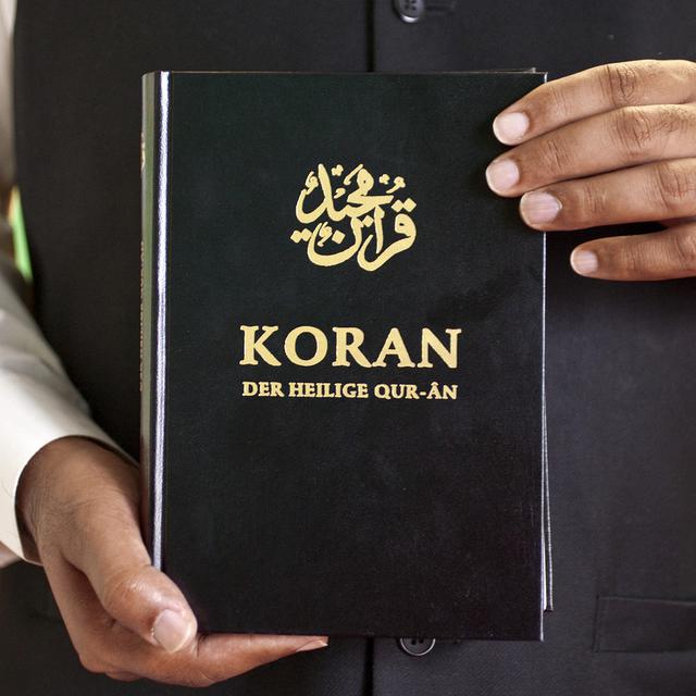 Une édition allemande du Coran présentée dans une mosquée de Zurich. [Keystone - Alessandro Della Bella]