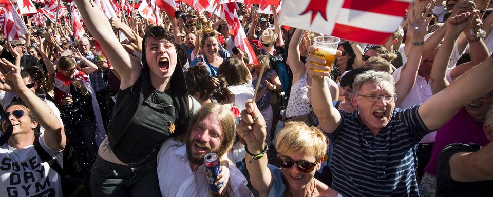 Les pro-jurassiens fêtent la victoire du "oui". [Keystone - Jean-Christophe Bott]