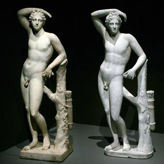 Deux statues représentant l'Apollino de Florence. [AFP - François Guillot]