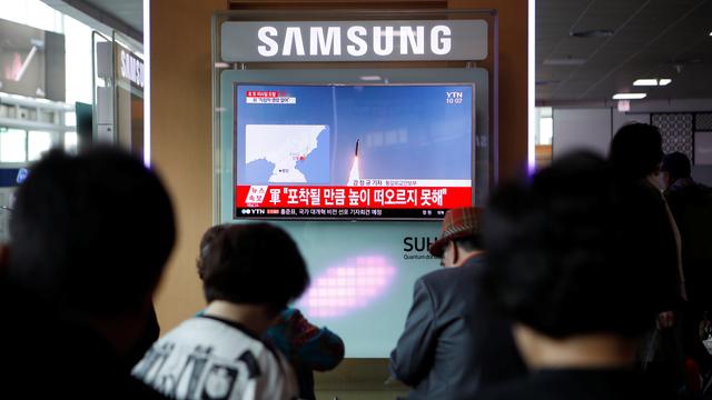 Des téléspectateurs suivent un reportage sur le lancement manqué d'un missile dans une gare de Séoul. [Kim Hong-Ji]