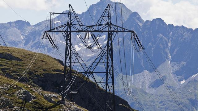 Des pylônes électriques au sud du massif du Gothard. [Keystone - Gaëtan Bally]