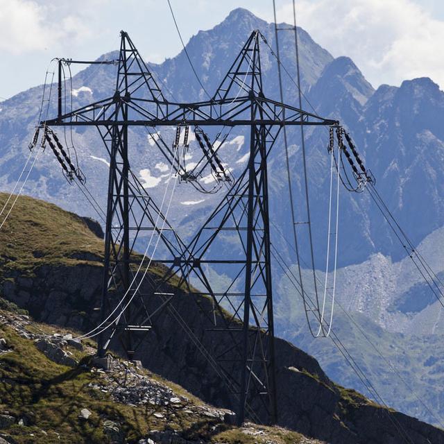 Des pylônes électriques au sud du massif du Gothard. [Keystone - Gaëtan Bally]