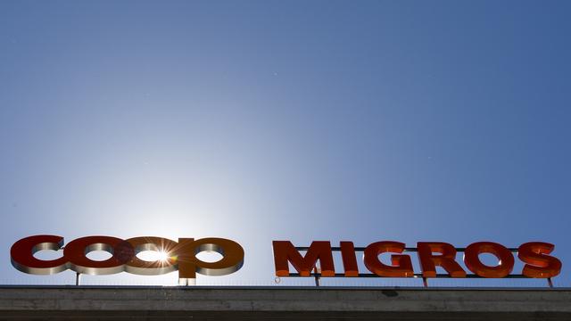 Les logos de la Coop et de la Migros (23.08.2016) [KEYSTONE - Jean-Christophe Bott]