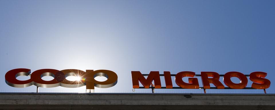 Les logos de la Coop et de la Migros (23.08.2016) [KEYSTONE - Jean-Christophe Bott]