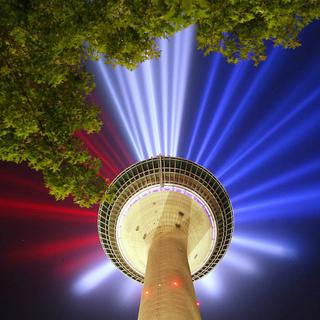 La Rhine Tower de Düsseldorf, ville qui accueille le départ du Tour de France 2017, diffuse des lumières tricolores.
David Young/dpa via AP
AFP [AFP - David Young/dpa via AP]