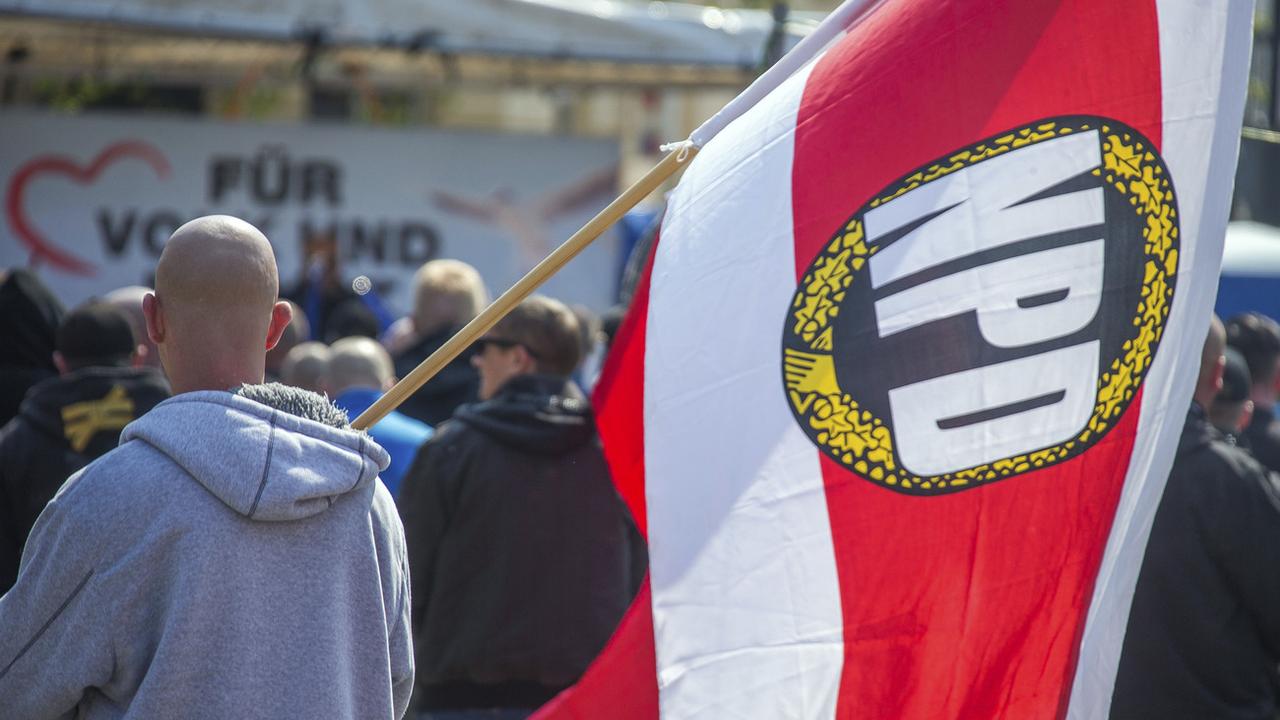 Un militant du NPD lors d'une manifestation le 1er mai dernier à Schwerin. [Keystone - Jens Buettner/dpa via AP]