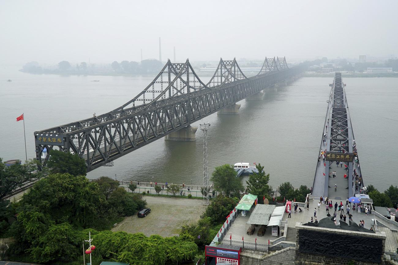 Le pont de l'Amitié, principal point de passage des échanges commerciaux entre la Chine et la Corée du Nord. [AP/Keystone - Emily Wang]