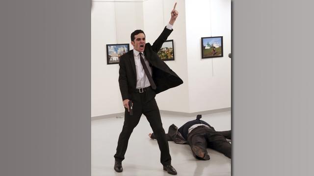 L'image de l'assassin de l'ambassadeur russe en Turquie a remporté le World Press Photo. [AP Photo/Keystone - Burhan Ozbilici]