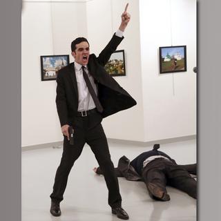 L'image de l'assassin de l'ambassadeur russe en Turquie a remporté le World Press Photo. [AP Photo/Keystone - Burhan Ozbilici]