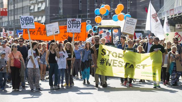 Des manifestants contre le contournement autoroutier à l'ouest de Bienne. [Keystone - Peter Klaunzer]