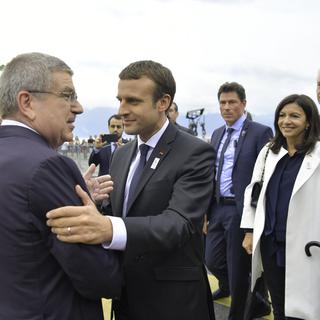 Emmanuel Macron accueilli à Ouchy par le président du CIO Thomas Bach. [AFP - Fabrice Coffrini]