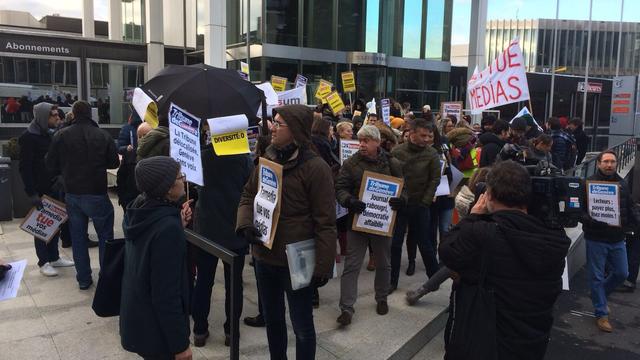 Les manifestants réunis devant la tour Edipresse à Lausanne. [RTS - Alain Christen]