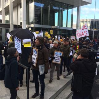 Les manifestants réunis devant la tour Edipresse à Lausanne. [RTS - Alain Christen]