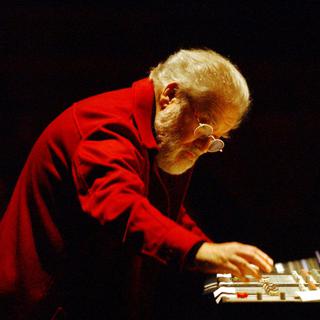 Le compositeur français Pierre Henry lors d'un concert à Nantes, le 2 décembre 2002. [AFP - Frank PERRY]