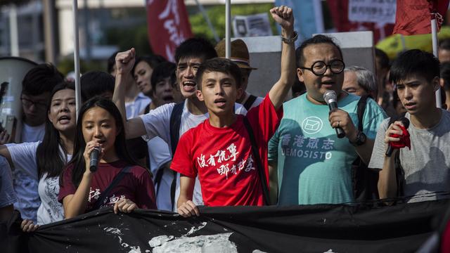 Des militants pro-démocratie manifestent le 20 août 2017 à Hong Kong pour dénoncer la condamnation de trois jeunes leaders de la "révolte des parapluies". [AFP - Isaac Lawrence]