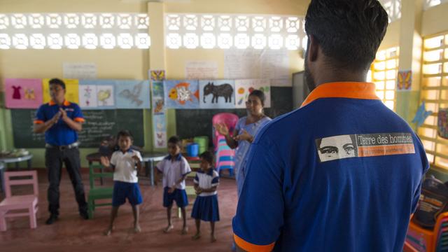 Un employé de Terre des Hommes au Sri Lanka. [Keystone - Anthony Anex]