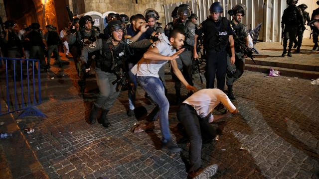 Les policiers israéliens ont fait usage de la force pour disperser les manifestants palestiniens. [reuters - Ammar Awad]