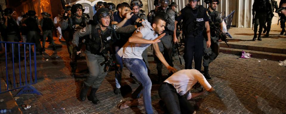 Les policiers israéliens ont fait usage de la force pour disperser les manifestants palestiniens. [reuters - Ammar Awad]