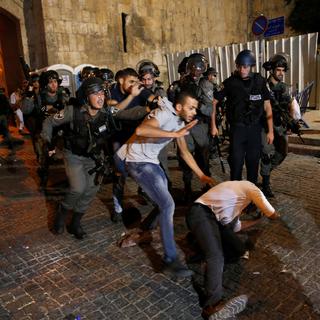 Les policiers israéliens ont fait usage de la force pour disperser les manifestants palestiniens. [reuters - Ammar Awad]
