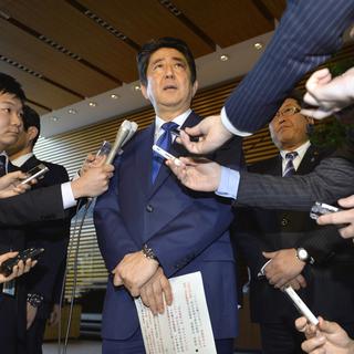 Le Premier ministre japonais Shinzo Abe s'exprimant devant les médias. [Yoshitaka Sugawara]