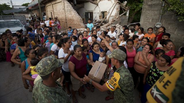 Des soldats distribuent des vivres à Juchitan dans la ville la plus touchée par le séisme au Mexique. [keystone - Rebecca Blackwell]