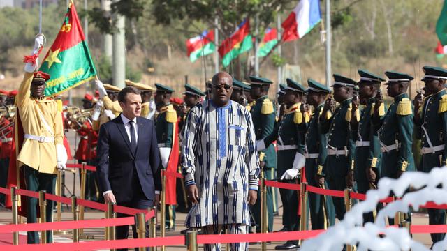 Emmanuel Macron a entamé sa tournée africaine au Burkina Faso. [AFP - Ludovic Marin]