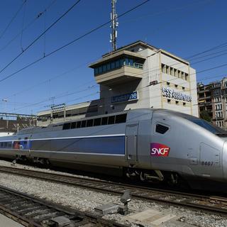 Un TGV Lyria en train d'arriver en gare de Lausanne. [Keystone - Laurent Gillieron]
