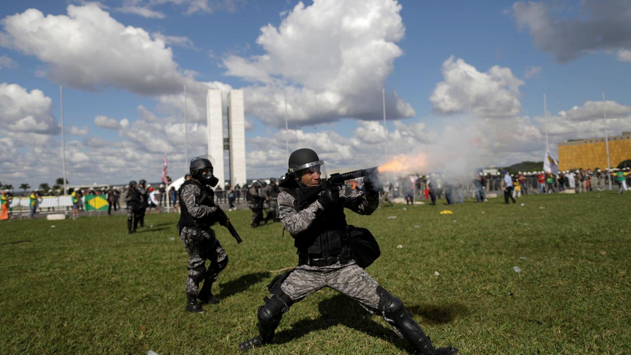 Forces anti-émeutes en action lors d'une manifestation contre le président Michel Temer à Brasilia. [Reuters - Ueslei Marcelino]