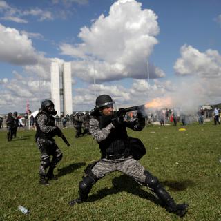 Forces anti-émeutes en action lors d'une manifestation contre le président Michel Temer à Brasilia. [Reuters - Ueslei Marcelino]