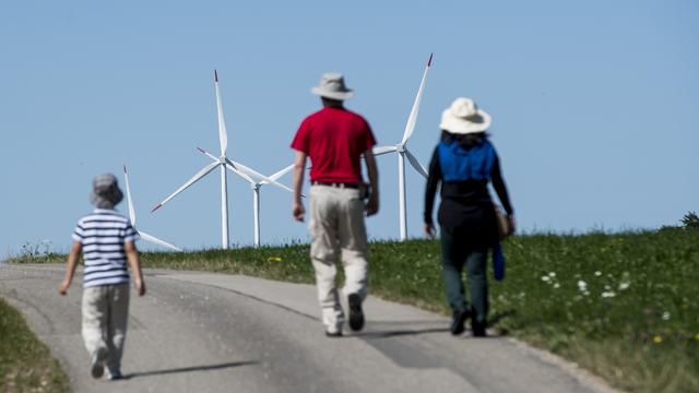 Le parc éolien de Mont-Crosin attire les touristes. [Keystone - Jean-Christophe Bott]