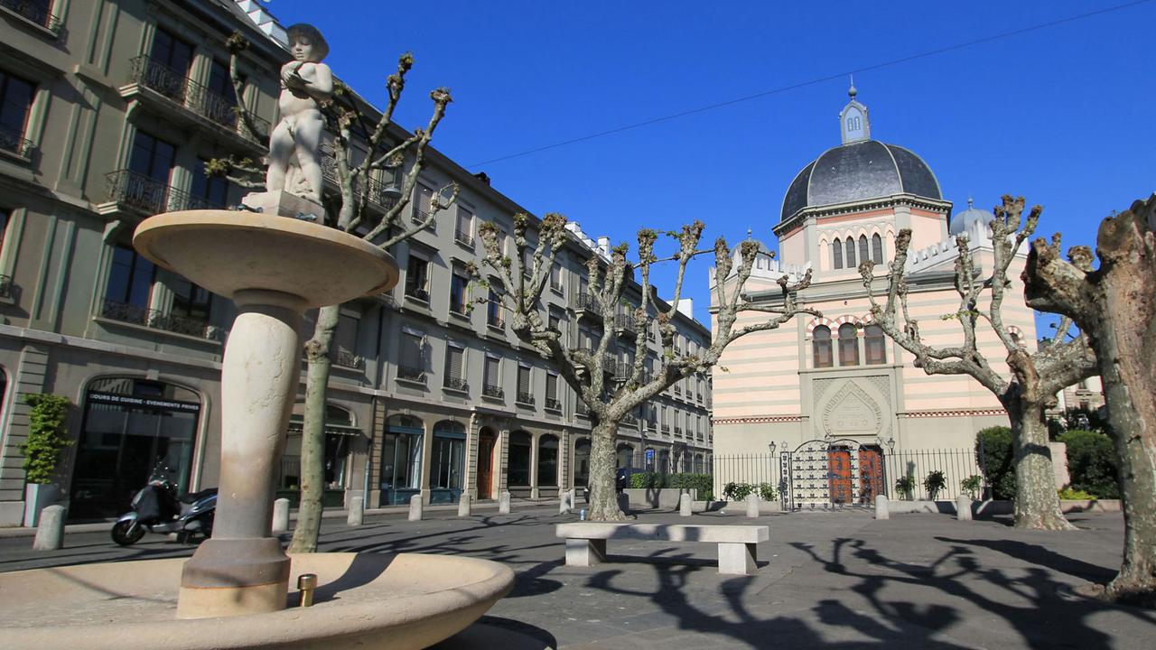 Trois jeunes avaient posés devant la synagogue à Genève en faisant le geste de la "quenelle". [Fotolia - Elenarts]