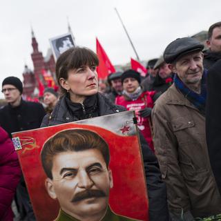 Des membres du parti communiste russe réunis sur la Place Rouge à Moscou en mars dernier, pour le 64e anniversaire de la mort de Staline. [Keystone - Alexander Zemlianichenko - AP Photo]