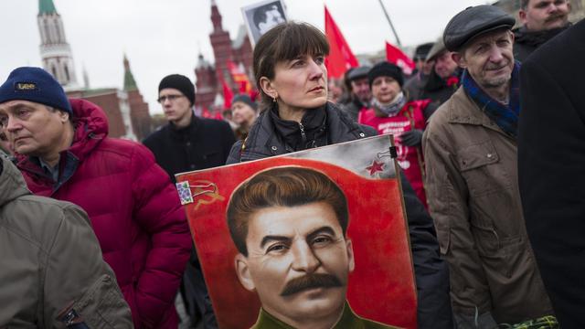 Des membres du parti communiste russe réunis sur la Place Rouge à Moscou en mars dernier, pour le 64e anniversaire de la mort de Staline. [Keystone - Alexander Zemlianichenko - AP Photo]