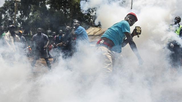 Des partisans de l'opposition kényanne engagés dans des heurts avec la police dans le bidonville de Kibera de la capitale Nairobi. [EPA - Dai Kurokawa]