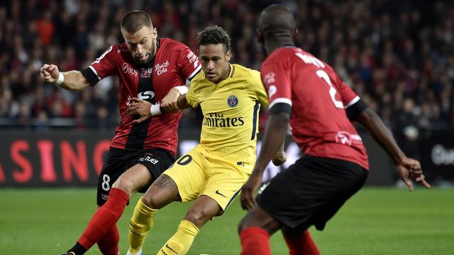 Neymar au milieu de deux joueurs de Guingamp. [Christophe Petit Tesson]