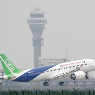 L'avion moyen-courrier C919, premier concurrent chinois de Boeing et d'Airbus, lors de son premier envol le 2 mai 2017 à Shanghai.