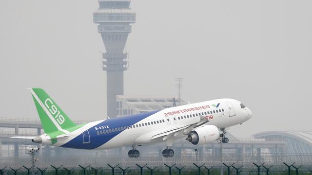 L'avion moyen-courrier C919, premier concurrent chinois de Boeing et d'Airbus, lors de son premier envol le 2 mai 2017 à Shanghai.