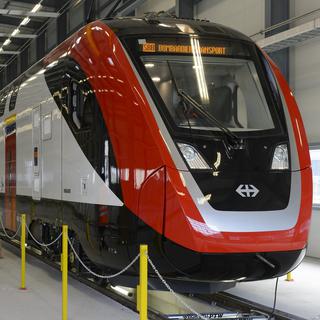 Rame de train à deux étages Bombardier présentée dans les ateliers du fabricant à Villeneuve (VD). [Keystone - Jean-Christophe Bott]