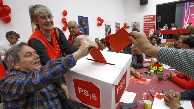 Vote pour les candidats du PS genevois lors de l'assemblée du 13 mai 2017. [Salvatore Di Nolfi]