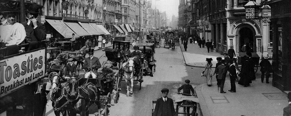 Londres au temps des calèches. [Neurdein / Roger-Viollet]