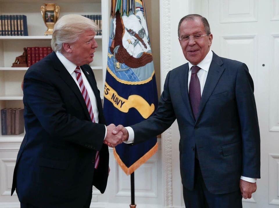 Donald Trump avec Sergueï Lavrov à la Maison Blanche. [Keystone - Russian Foreign Ministry via AP]