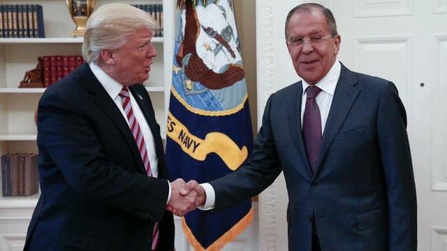 Donald Trump avec Sergueï Lavrov à la Maison Blanche. [Keystone - Russian Foreign Ministry via AP]