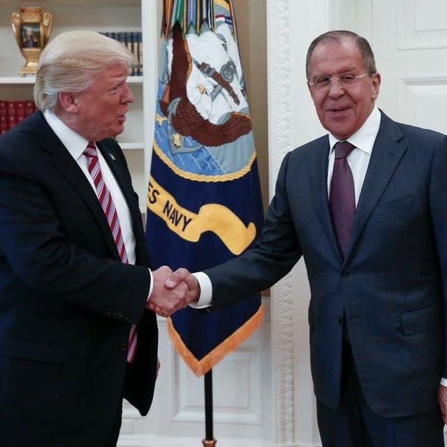 Donald Trump avec Sergueï Lavrov à la Maison Blanche. [Keystone - Russian Foreign Ministry via AP]