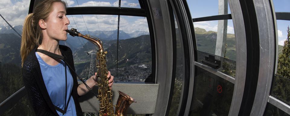 Concert dans une télécabine à Verbier. [Keystone - Jean-Christophe Bott]