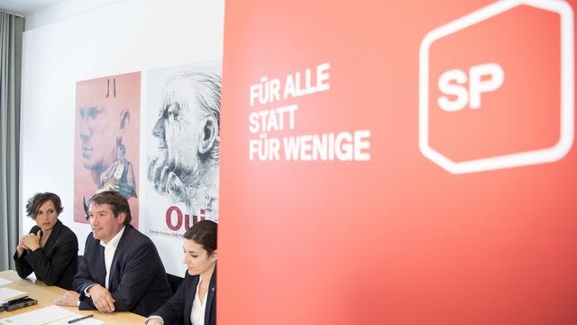 Le logo du Parti socialiste suisse avec, à gauche, son président Christian Levrat. [Keystone - Anthony Anex]