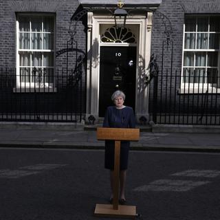 Theresa May, devant sa résidence officielle, ce mardi 18 avril 2017. [Alastair Grant]